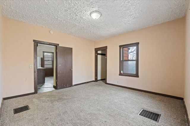 3 Riverview Place, Davenport, IA 52803