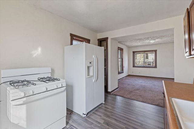 3 Riverview Place, Davenport, IA 52803