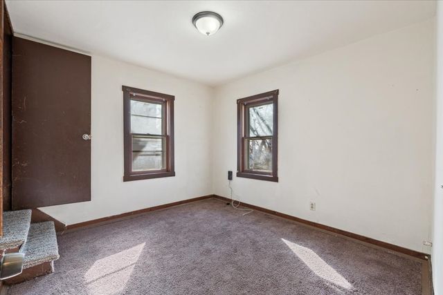 3 Riverview Place, Davenport, IA 52803