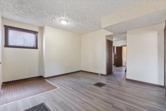 3 Riverview Place, Davenport, IA 52803