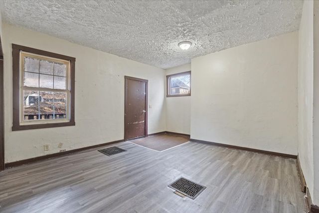 3 Riverview Place, Davenport, IA 52803