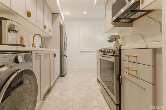 7250 Franklin Avenue 1008, Los Angeles, CA 90046