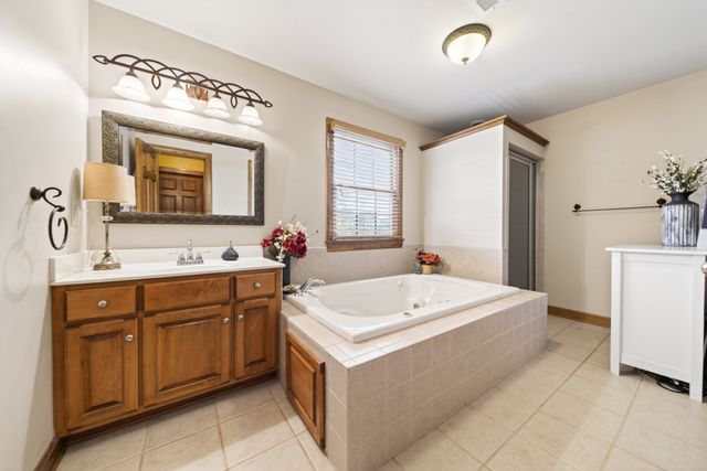 426 Watt Nolen Rd, Cottontown, TN 37048