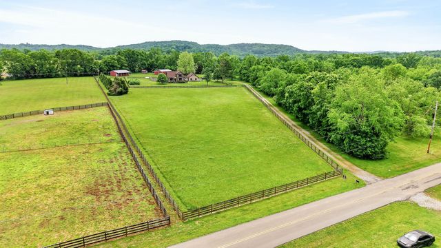 426 Watt Nolen Rd, Cottontown, TN 37048