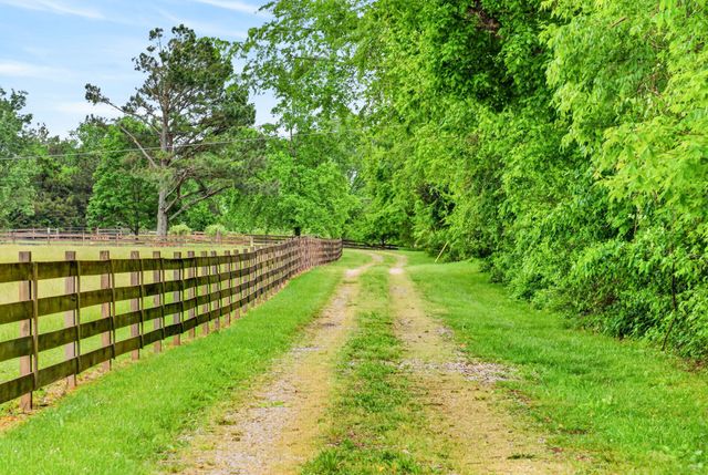 426 Watt Nolen Rd, Cottontown, TN 37048