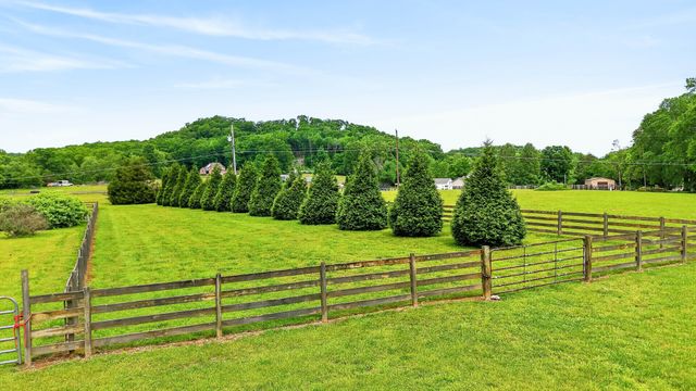 426 Watt Nolen Rd, Cottontown, TN 37048