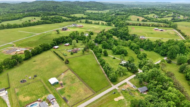 426 Watt Nolen Rd, Cottontown, TN 37048