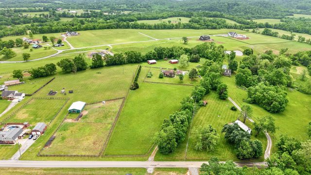 426 Watt Nolen Rd, Cottontown, TN 37048