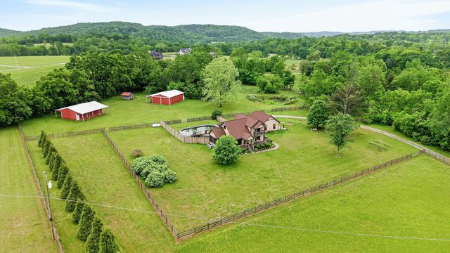 426 Watt Nolen Rd, Cottontown, TN 37048