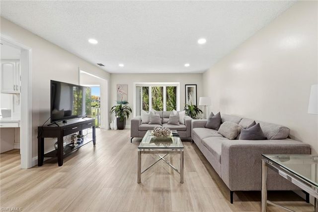 428 Meadowlark LN 428-B, Naples, FL 34105