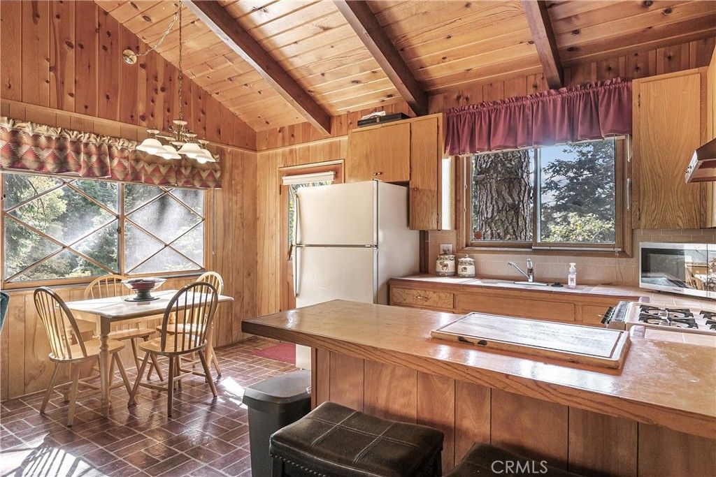 Image 4 of property listing at 748 Lake, Lake Arrowhead, CA 92352