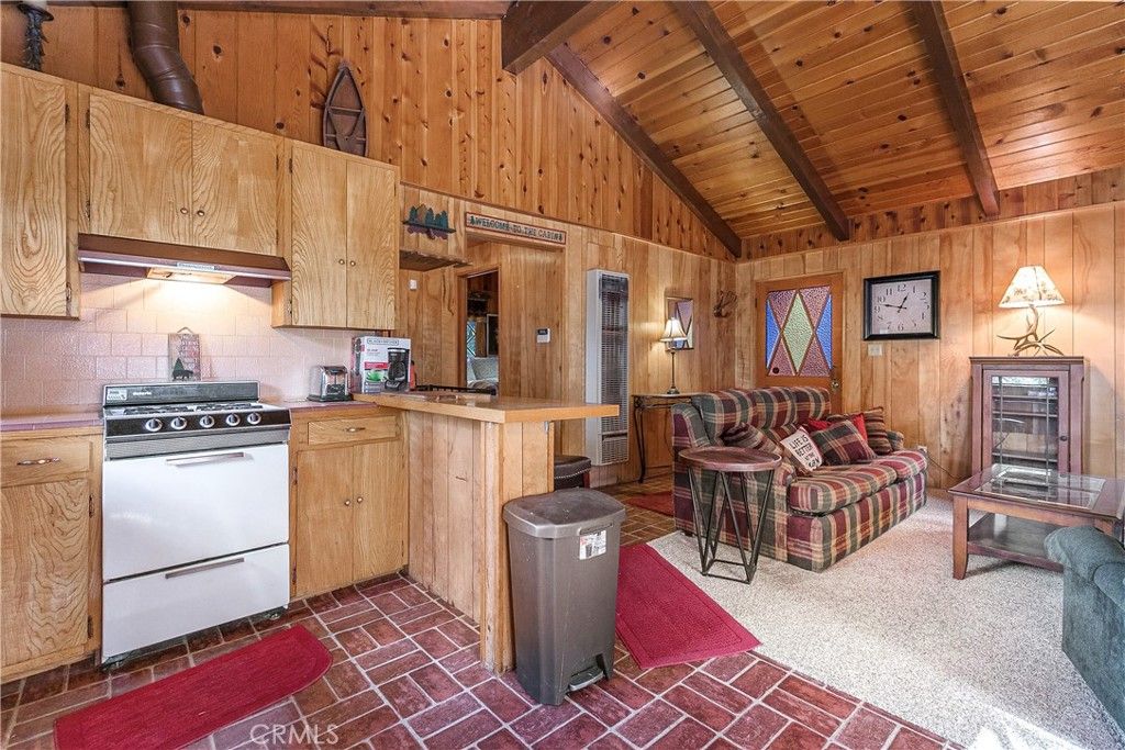 Image 8 of property listing at 748 Lake, Lake Arrowhead, CA 92352