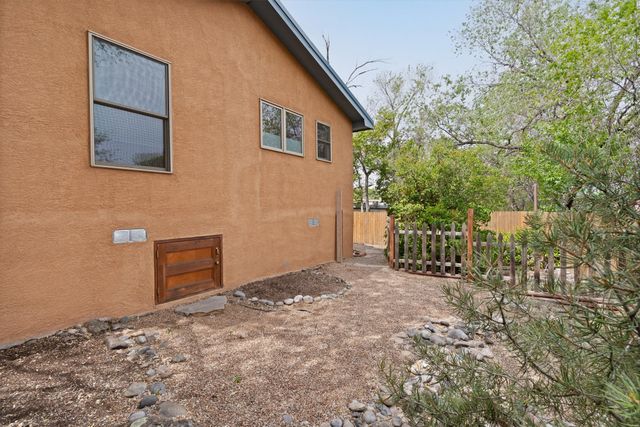 933 Dunlap Street, Santa Fe, NM 87501