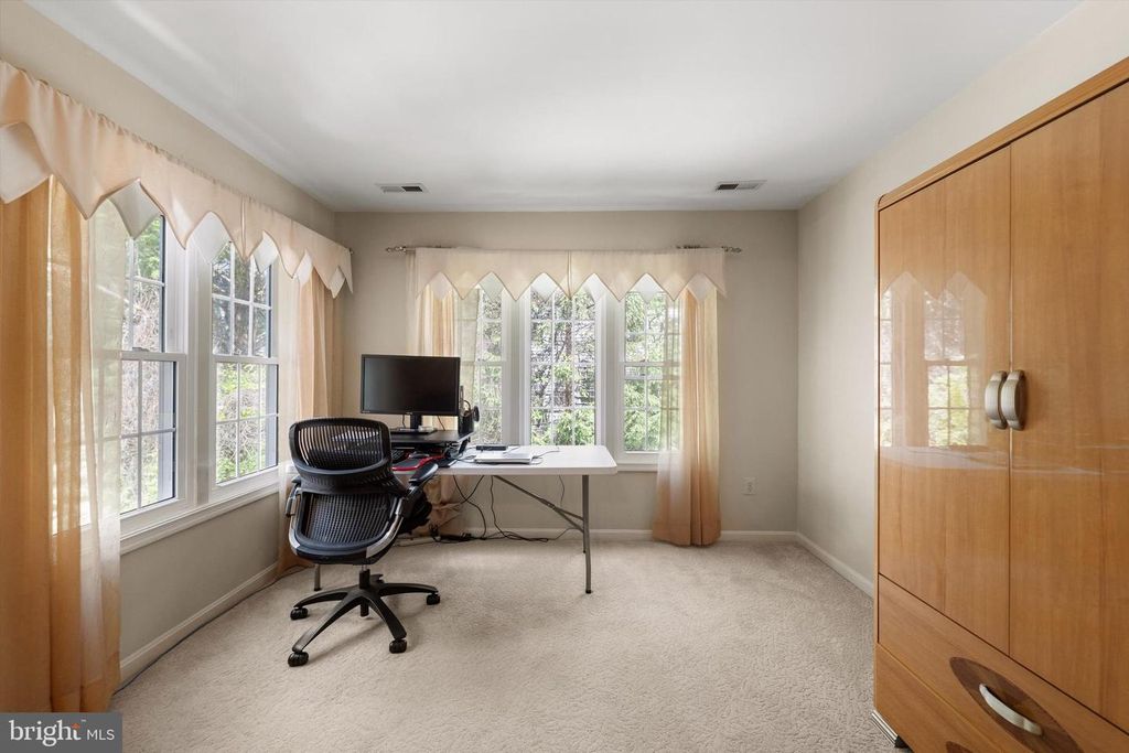 Image 10 of property listing at 21 BLUE HOSTA WAY, Rockville, MD 20850