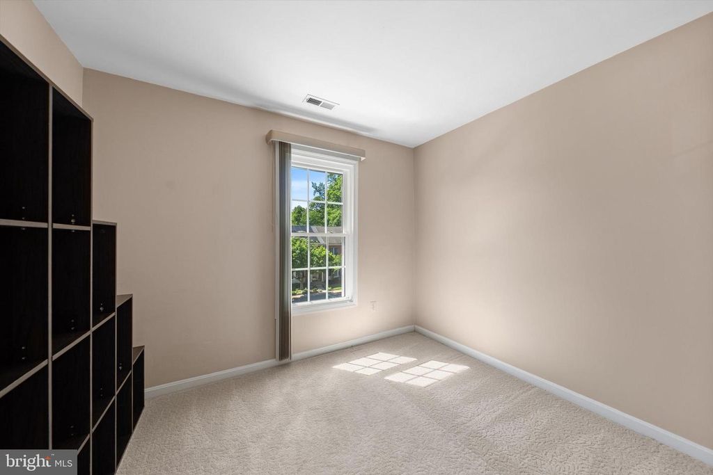 Image 12 of property listing at 21 BLUE HOSTA WAY, Rockville, MD 20850