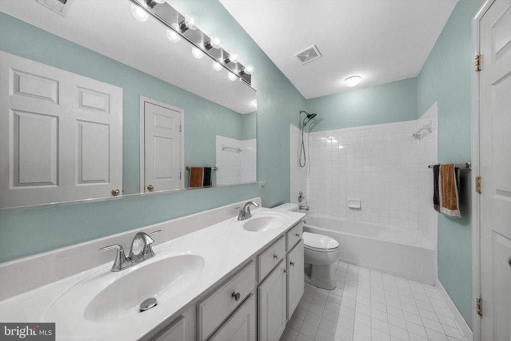 Image 13 of property listing at 21 BLUE HOSTA WAY, Rockville, MD 20850