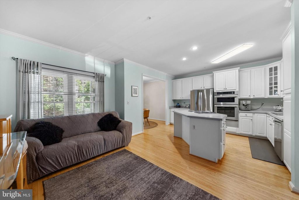 Image 6 of property listing at 21 BLUE HOSTA WAY, Rockville, MD 20850