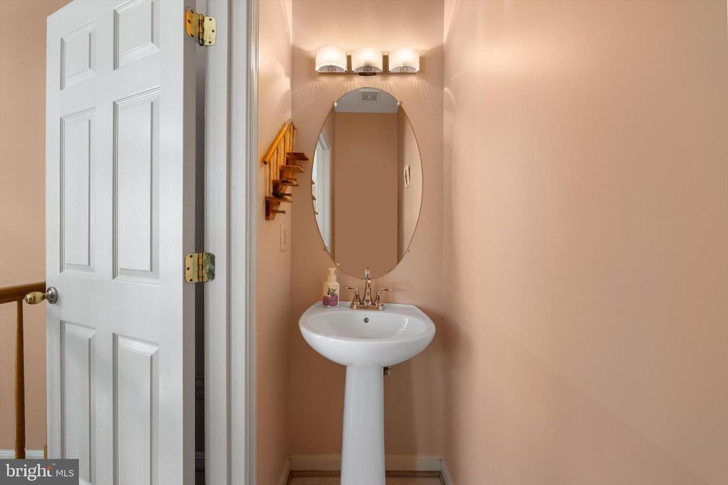 Image 8 of property listing at 21 BLUE HOSTA WAY, Rockville, MD 20850