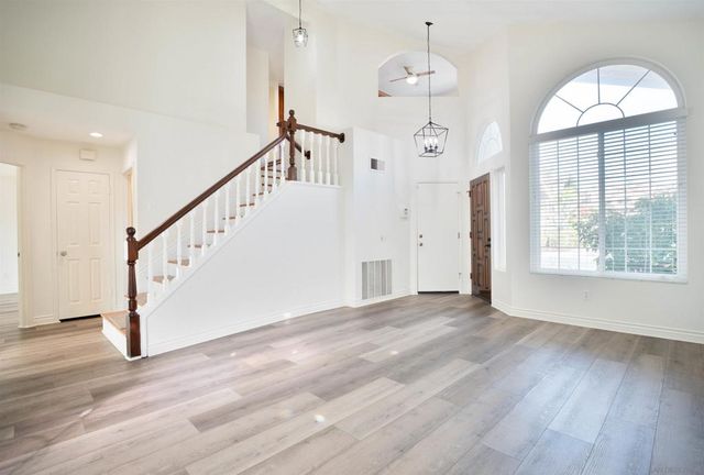 1533 Roma Dr, Vista, CA 92081