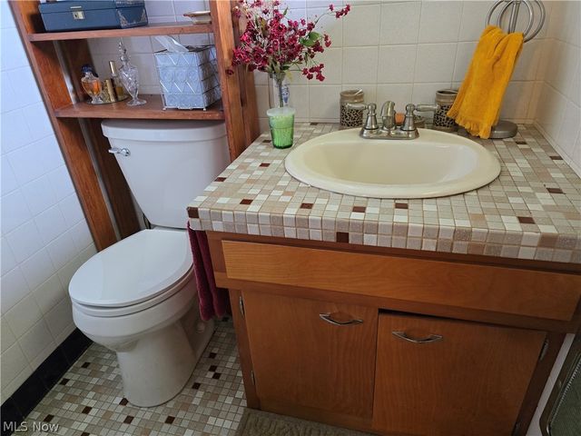 2922 Waverly Road, Williamstown, WV 26187