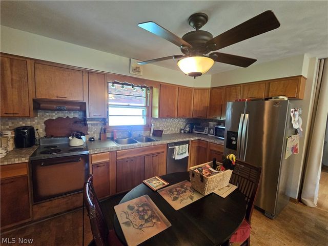 2922 Waverly Road, Williamstown, WV 26187