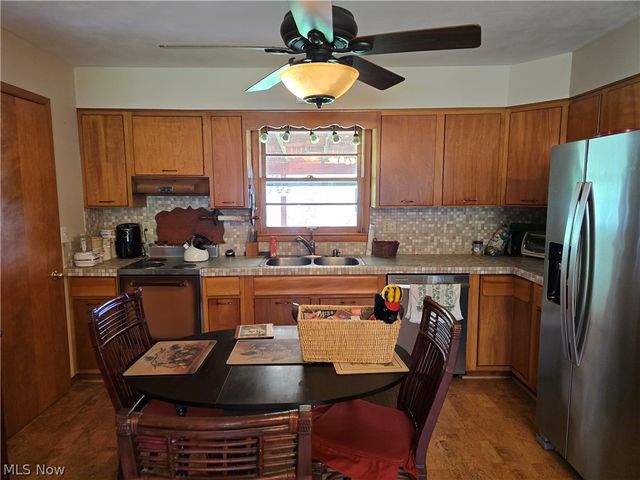 2922 Waverly Road, Williamstown, WV 26187