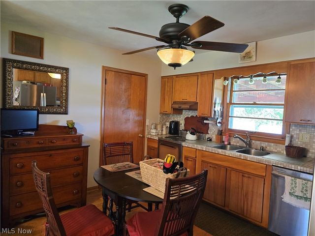 2922 Waverly Road, Williamstown, WV 26187