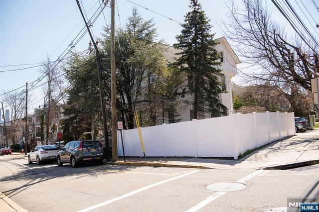 46 Garden Place 2, Edgewater, NJ 07020