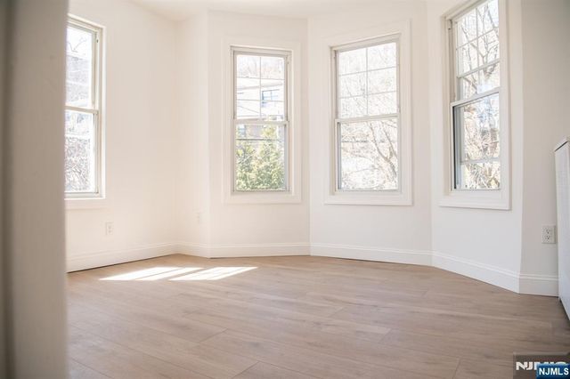 46 Garden Place 2, Edgewater, NJ 07020