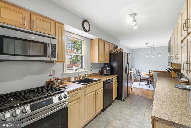 17 WOOSAMONSA RD, Pennington, NJ 08534