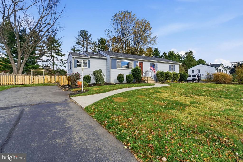 17 WOOSAMONSA RD, Pennington, NJ 08534