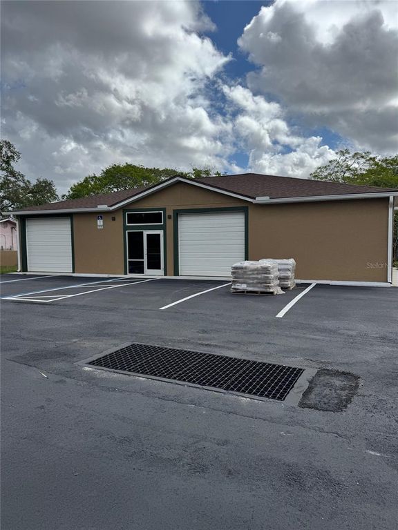 Image 3 of property listing at 6315 OLD WINTER GARDEN ROAD, Orlando, FL 32835