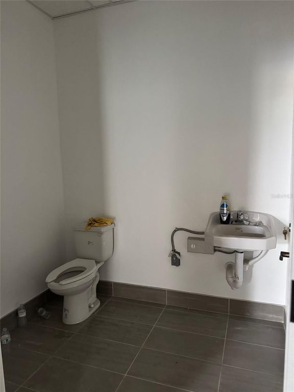 Image 8 of property listing at 6315 OLD WINTER GARDEN ROAD, Orlando, FL 32835