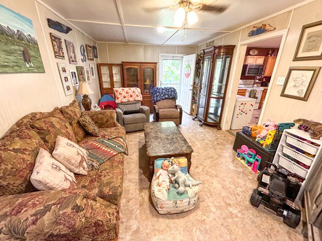 29832 Broad St, Bruceton, TN 38317