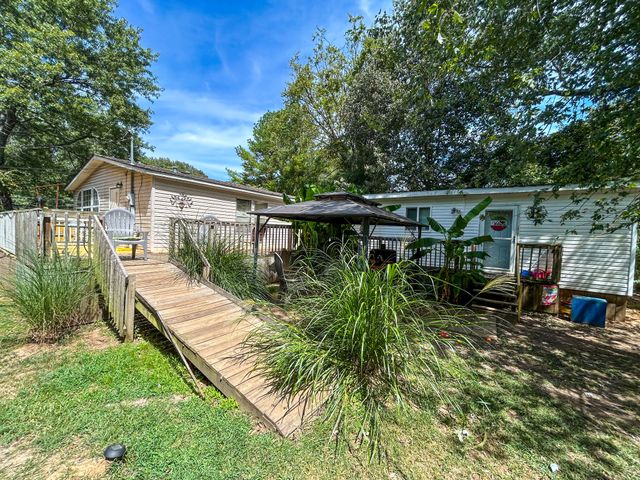 29832 Broad St, Bruceton, TN 38317