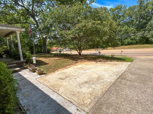 29832 Broad St, Bruceton, TN 38317