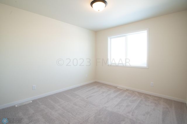 2580 FULTON Loop S, Fargo, ND 58104