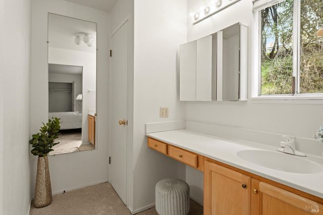 1261 Deerwood Dr, Ukiah, CA 95482