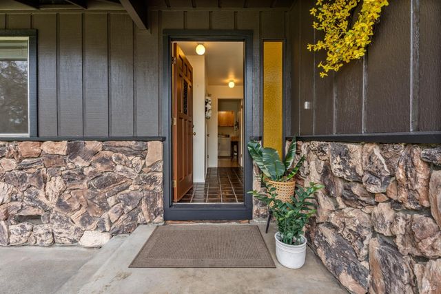 1261 Deerwood Dr, Ukiah, CA 95482