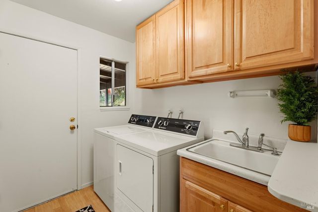 1261 Deerwood Dr, Ukiah, CA 95482