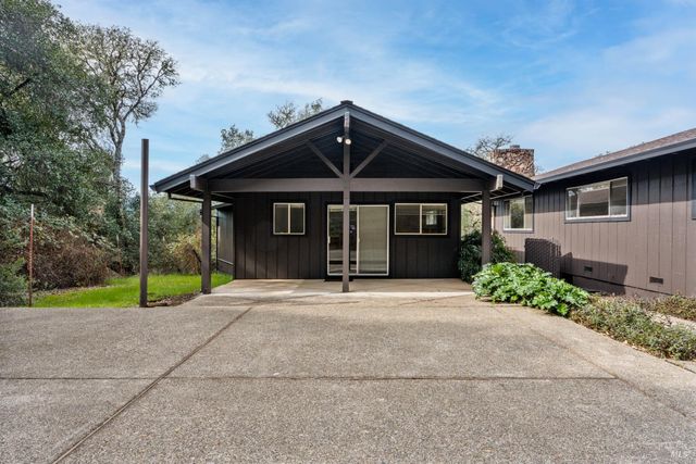 1261 Deerwood Dr, Ukiah, CA 95482