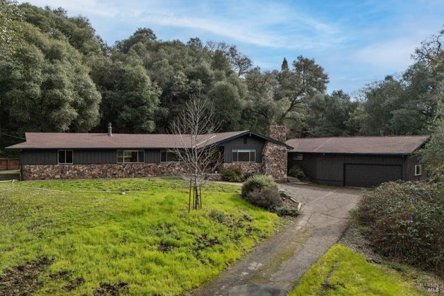 1261 Deerwood Dr, Ukiah, CA 95482