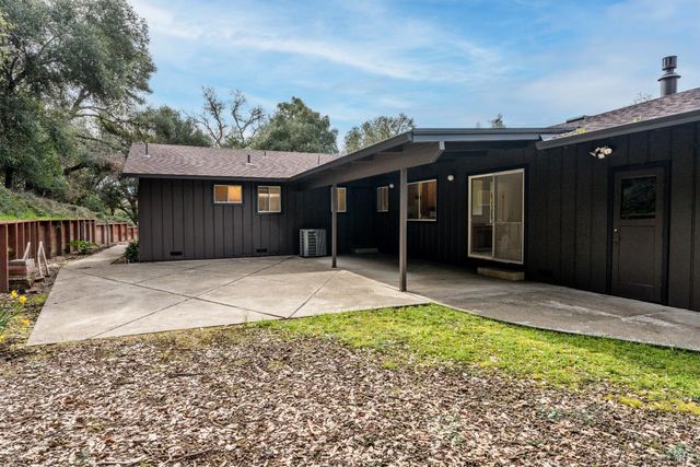 1261 Deerwood Dr, Ukiah, CA 95482