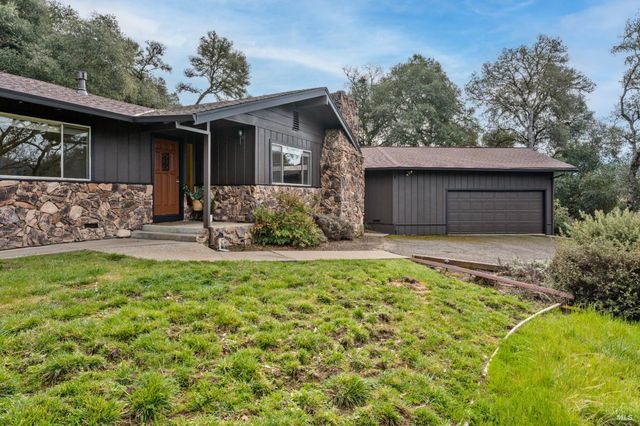 1261 Deerwood Dr, Ukiah, CA 95482