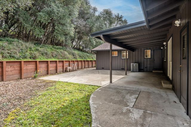 1261 Deerwood Dr, Ukiah, CA 95482