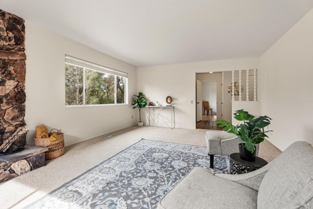 1261 Deerwood Dr, Ukiah, CA 95482