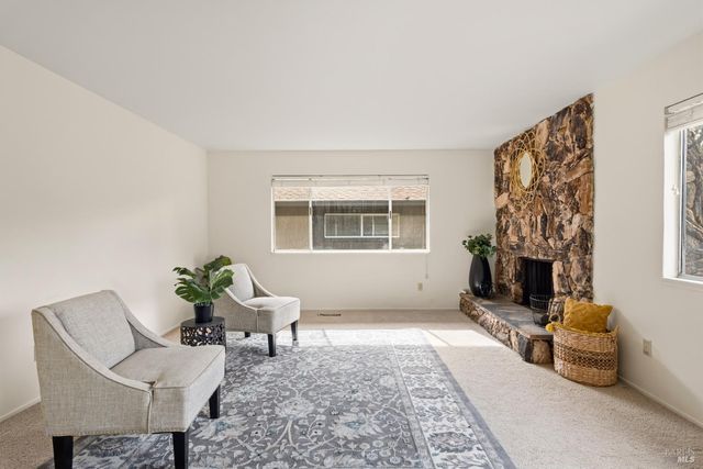 1261 Deerwood Dr, Ukiah, CA 95482