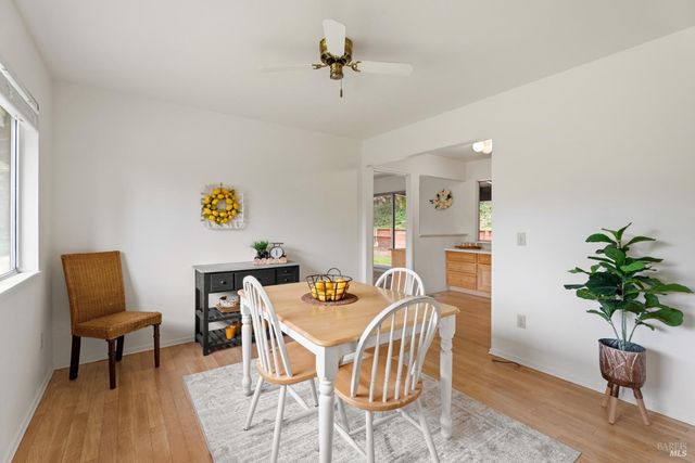 1261 Deerwood Dr, Ukiah, CA 95482