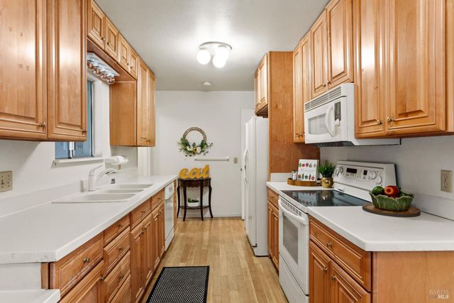 1261 Deerwood Dr, Ukiah, CA 95482