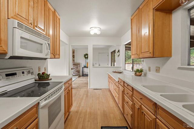 1261 Deerwood Dr, Ukiah, CA 95482